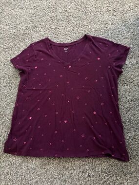 GAP Plum V-Neck Tee with Pink Star Pattern